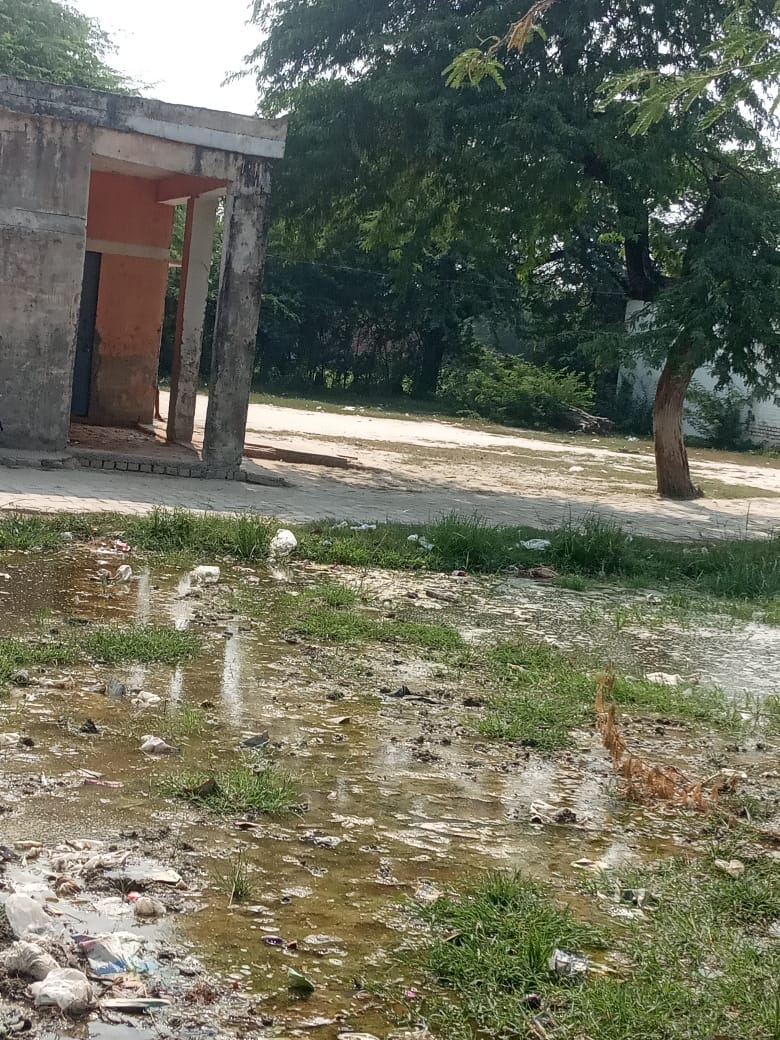 rajmainpuri1995's tweet photo. प्राथमिक वि भारापुर,मैनपुरी जो कि विशेष आधुनिक सुविधाऔं से युक्त है 1-  गड्ढा,कीचड़ युक्त,2- टीचर 10 में से 2 युक्त,3- बबूल की छाया युक्त,3- धूल मिट्टी का फर्श का खुशबुदार युक्त,4- टूटा,चटका पुराना युक्त, 5- सोचालय बंद युक्त,बैठने हेतु अपनी बोरी ले जाना युक्त,आदि https://t.co/SRfUpGcpm9