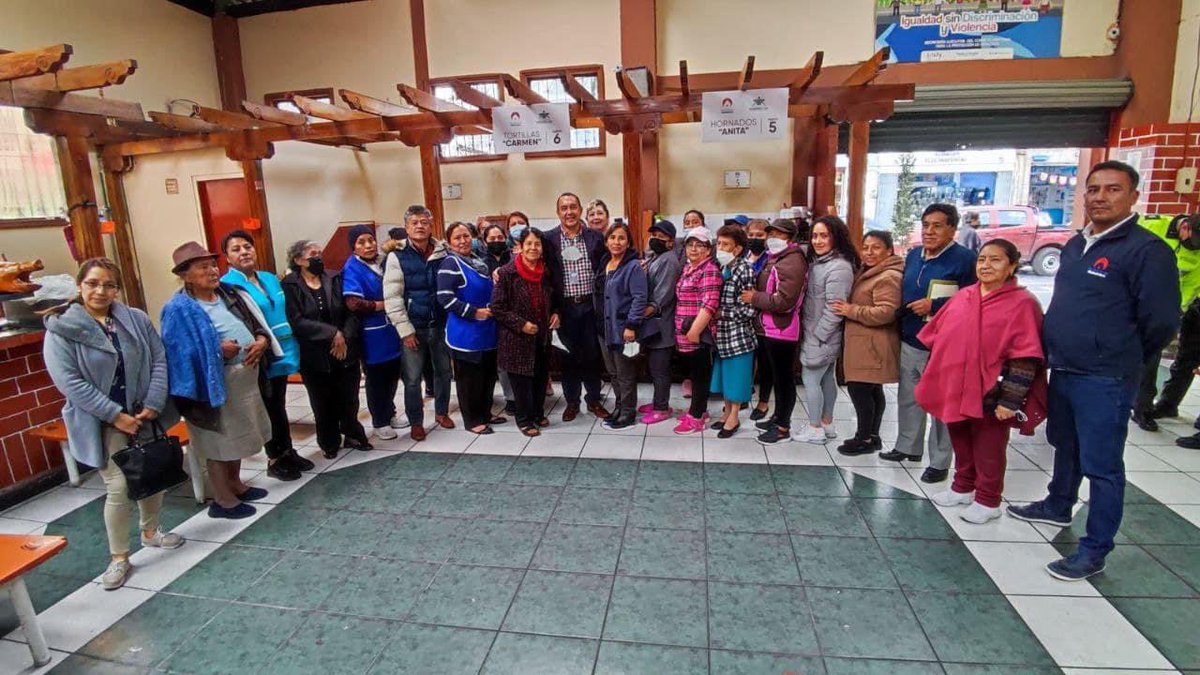 #IntendenciaChimborazo Mantuve una reunión con trabajadores del #MercadoLaMerced.
Escuche las distintas problemáticas sobre la inseguridad y mi compromiso es de realizar un trabajo interinstitucional, a fin de dar respuesta a las mismas y así fortalecer la seguridad en el sector.