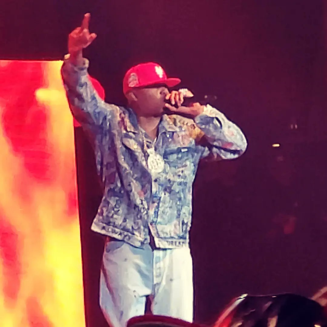 MisterJohnnyV's tweet photo. Beautiful performance from the legendary @WuTangClan &amp; @Nas ! These guys are iconic. #killabees #CREAM #NYStateofMind #hiphop https://t.co/8qMrcyprWW