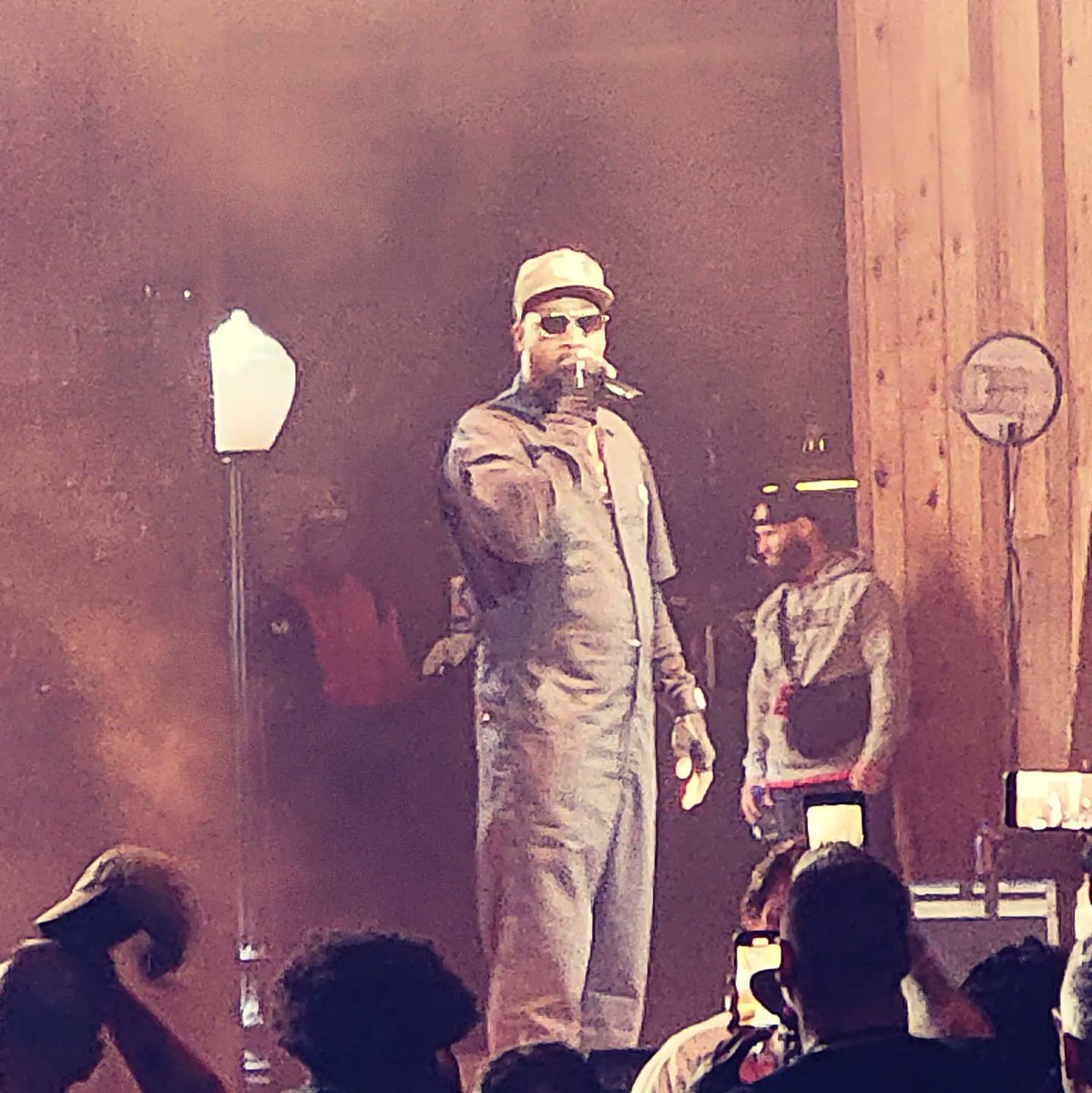 MisterJohnnyV's tweet photo. Beautiful performance from the legendary @WuTangClan &amp; @Nas ! These guys are iconic. #killabees #CREAM #NYStateofMind #hiphop https://t.co/8qMrcyprWW