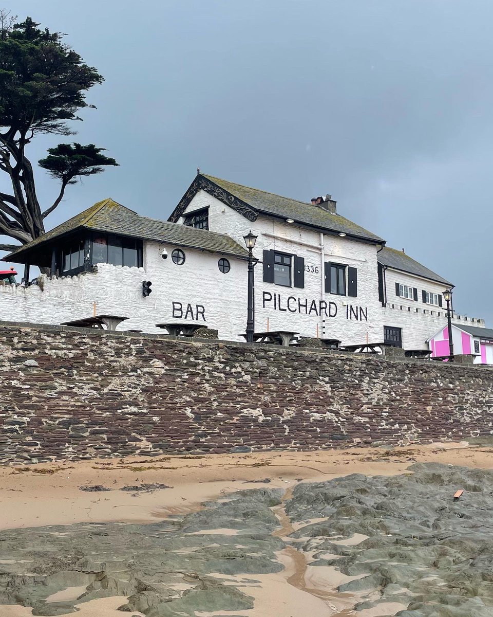 SkipperTheBear's tweet photo. Wet zoomed on #BurghIsland and at #BigburyOnSea. Had some sniffs &amp; some noms in the #PilchardInn https://t.co/zD5IzvDnnB