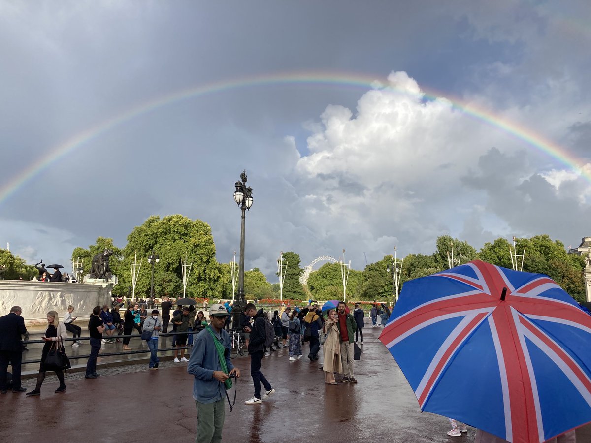 andylines's tweet photo. Pic for @DailyMirror by ⁦@PhilCorbett⁩ - taken 2 mins ago at Buckingham Palace. https://t.co/UP4XzAypXu