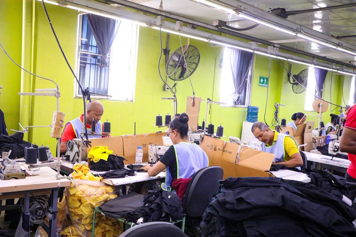 itobisono's tweet photo. En esta oportunidad visitamos la industria de manufactura textil, Calidad a Tiempo S.R.L., fabricantes de la reconocida marca @ZebuJeans, entre otras prendas de vestir🧥👖👗👔, que emplea actualmente  a 176 dominicanos. https://t.co/UUmLscHkcY