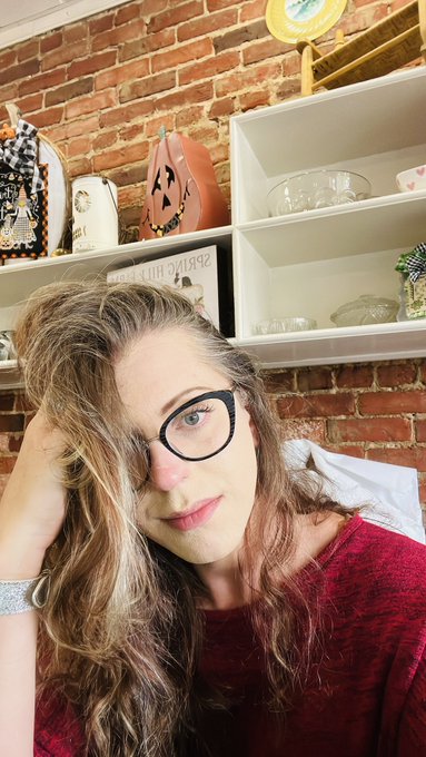 It&rsquo;s like almost the weekend!! Who&rsquo;s ready for the weekend? https://t.co/AI7025v2iy