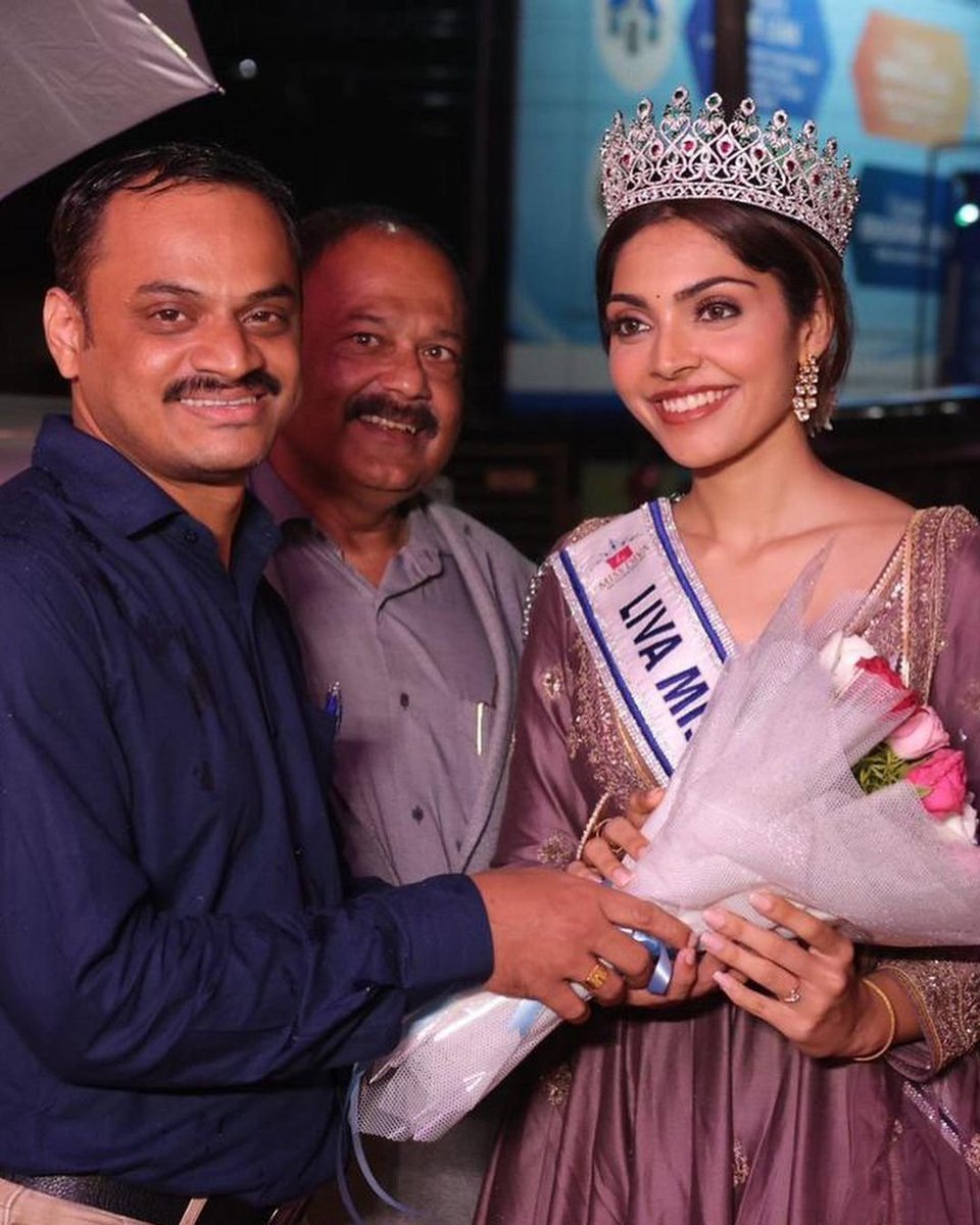 FederalBankLtd's tweet photo. Hearty congratulations to Miss Divita Rai, LIVA Miss Diva Universe 2022. 

Seen in the picture is Mr. Rajeev V C, Vice President &amp; Regional Head - Mangalore, Mr. Padmanabha Hegde, Branch Head, Mangalore felicitating @divitarai2 on winning the title. 

#divitarai #MissUniverse https://t.co/EzUdSb8YIV
