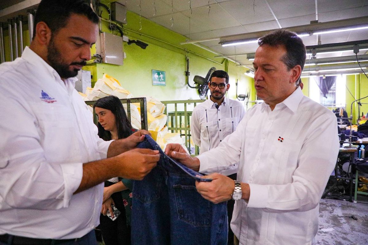 itobisono's tweet photo. En esta oportunidad visitamos la industria de manufactura textil, Calidad a Tiempo S.R.L., fabricantes de la reconocida marca @ZebuJeans, entre otras prendas de vestir🧥👖👗👔, que emplea actualmente  a 176 dominicanos. https://t.co/UUmLscHkcY