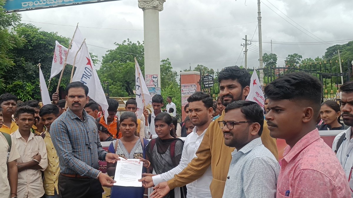 AdvBGS_'s tweet photo. ವಿದ್ಯಾರ್ಥಿ ವೇತನ, ಉಚಿತ ಬಸ್ ಪಾಸ್, ಹಾಸ್ಟೇಲ್ ಬಯಸಿದ ಎಲ್ಲಾ ವಿದ್ಯಾರ್ಥಿಗಳಿಗೆ ಹಾಸ್ಟೆಲ್ ನೀಡಬೇಕೆಂದು ಒತ್ತಾಯಿಸಿ ಹಾಗೂ ವಿವಿಧ ಬೇಡಿಕೆಗಳ ಈಡೇರಿಕೆಗಾಗಿ ರಾಜ್ಯಾದ್ಯಂತ ನಡೆಯುತ್ತಿರುವ ಪ್ರತಿಭಟನೆಯ ಭಾಗವಾಗಿ ಇಂದು ರಾಯಚೂರು ನಗರದಲ್ಲಿ ಹೋರಾಟ ಮಾಡಲಾಯಿತು. ಭಾಗವಹಿಸಿ ಹೋರಾಟವ ಉದ್ದೇಶಿಸಿ ಮಾತನಾಡಿದೆನು.
#sfi #statelevelprotest https://t.co/lOCftEFkss