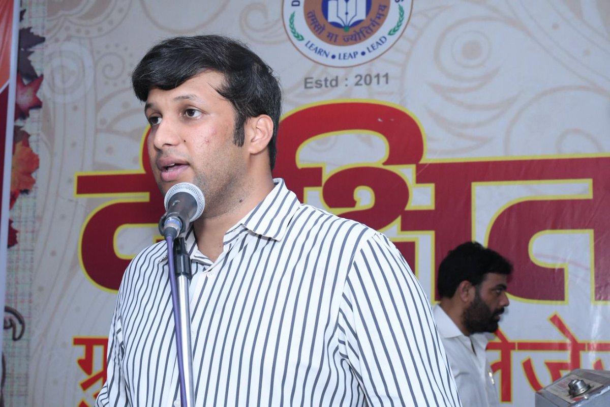 dixit_group's tweet photo. 375 smartphones were distributed in Dixit Group of Colleges today under tablet/smartphone distribution scheme. #tablet_distribution #dixitcollege #375_smartphones #smartphone_distribution_scheme #Dixit_Group_of_Colleges #8sep #2022 https://t.co/BihVItTnQg