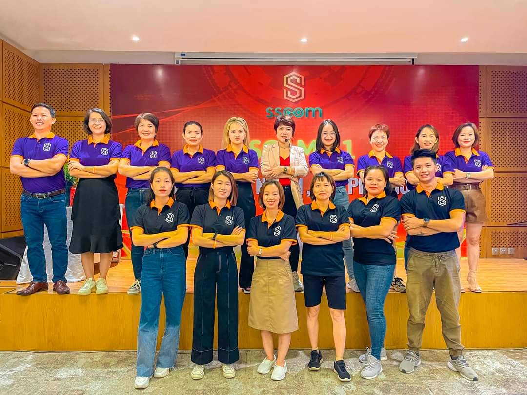 sscomvnn's tweet photo. “Ai cũng có thể là vĩ nhân, vì ai cũng có thể phụng sự. Không cần phải có bằng đại học mới có thể phụng sự được. Cũng không cần phải biết chia động từ mới phụng sự được. Bạn chỉ cần một trái tim tinh tế, nhạy cảm, một tâm hồn giàu tình yêu thương” https://t.co/10TweT6IpP