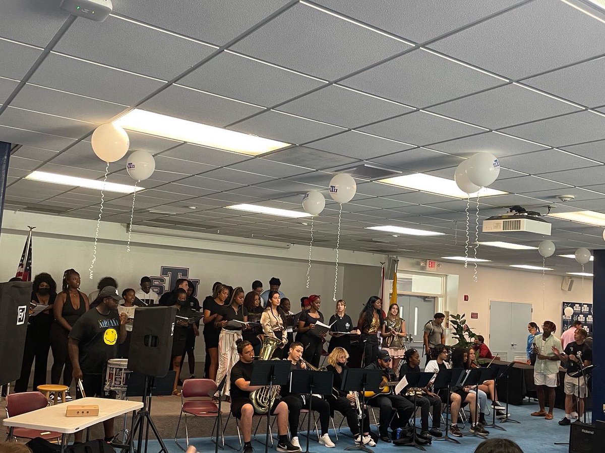 STUChorus's tweet photo. Club Day = Fun Day π€© Our first fall performance was a success! #kickingofffall #makingmemories #confetti #ribbondancers #alittleparty #betterwhenimdancing https://t.co/KcVNCnkl5Y