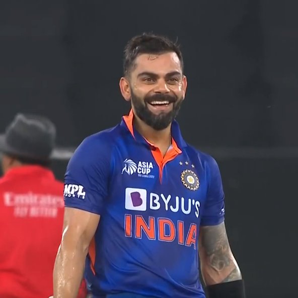 MahiTetarawal73's tweet photo. Did you here "He is back" 
Now the king ruled once again #kingisback #ViratKohli𓃵 
An absolutely fantastic day for vk fans and #rcbians fan army

I'm in love with this Damm smile 😍
@imVkohli 
#AsiaCup2022 https://t.co/XQIzFPcXMH