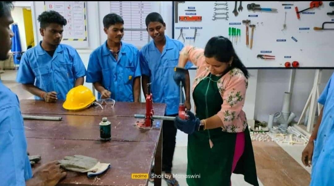 shivajikadam76's tweet photo. Our Bhubaneswar Plumbing Center Head, Miss. Manaswini Panda demonstrating students about G.I Pipe Threading using Ratchet die.
#Wmpsc #CMOOdisha @PrathamSkilling @WomenintheWorld #SaveWater @OdishaWater @PrathamState https://t.co/YoGuKL2lQj