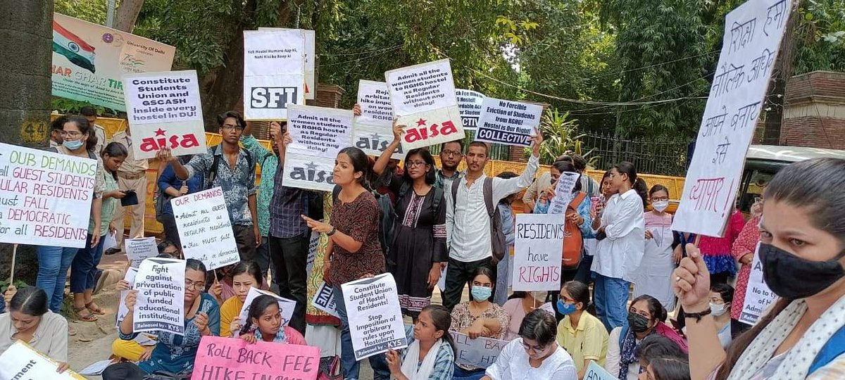 thelogicalopini's tweet photo. #DelhiUniversity: 200 छात्राओं को हॉस्टल खाली कराये जाने के विरोध में छात्राओं का विरोध प्रदर्शन।
#TheLogicalOpinion #RGHG https://t.co/OGNhoG3Ak8
