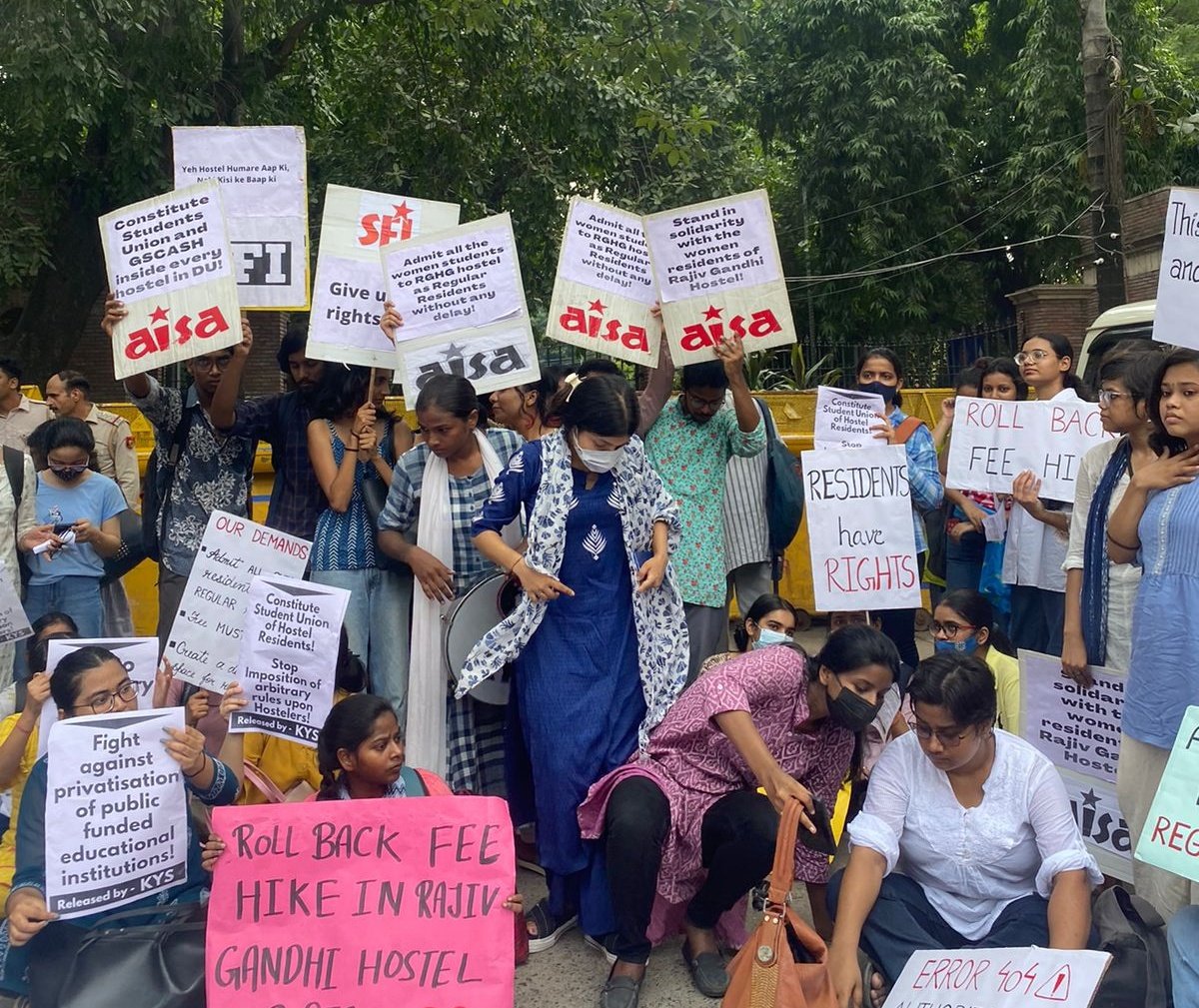 thelogicalopini's tweet photo. #DelhiUniversity: 200 छात्राओं को हॉस्टल खाली कराये जाने के विरोध में छात्राओं का विरोध प्रदर्शन।
#TheLogicalOpinion #RGHG https://t.co/OGNhoG3Ak8