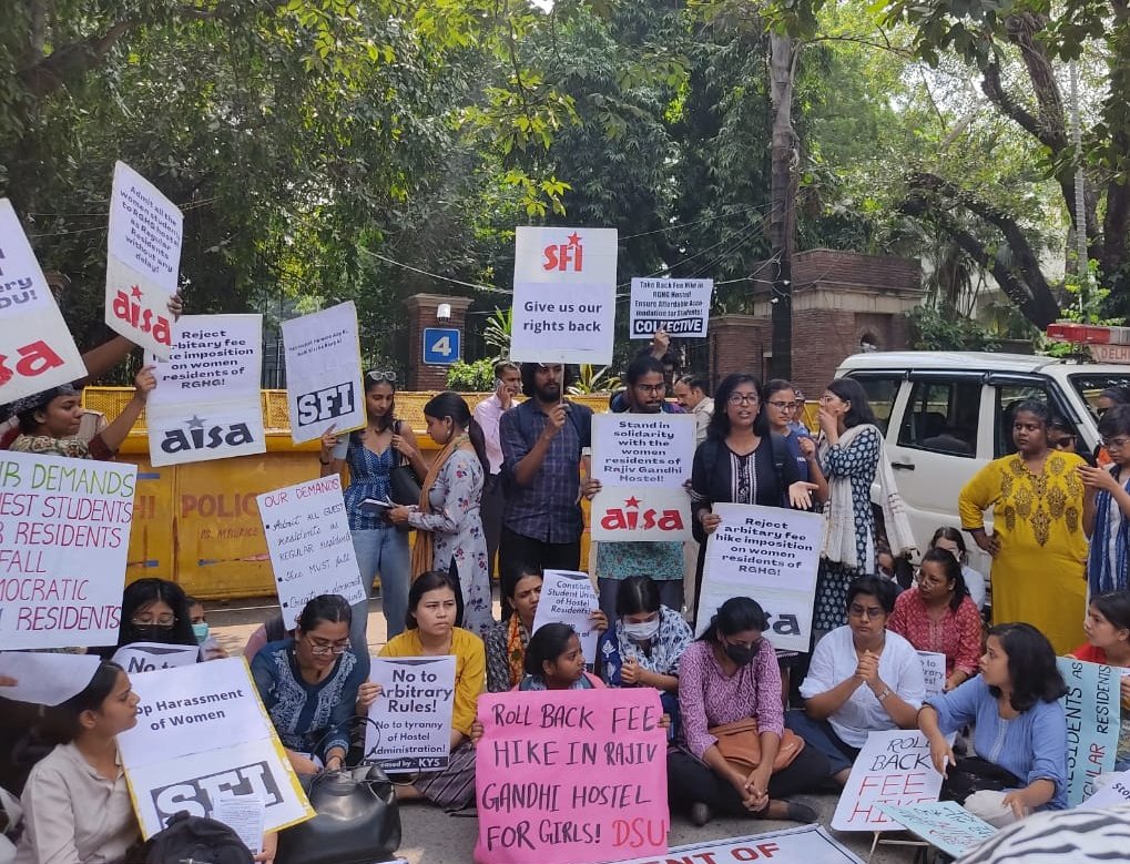 thelogicalopini's tweet photo. #DelhiUniversity: 200 छात्राओं को हॉस्टल खाली कराये जाने के विरोध में छात्राओं का विरोध प्रदर्शन।
#TheLogicalOpinion #RGHG https://t.co/OGNhoG3Ak8