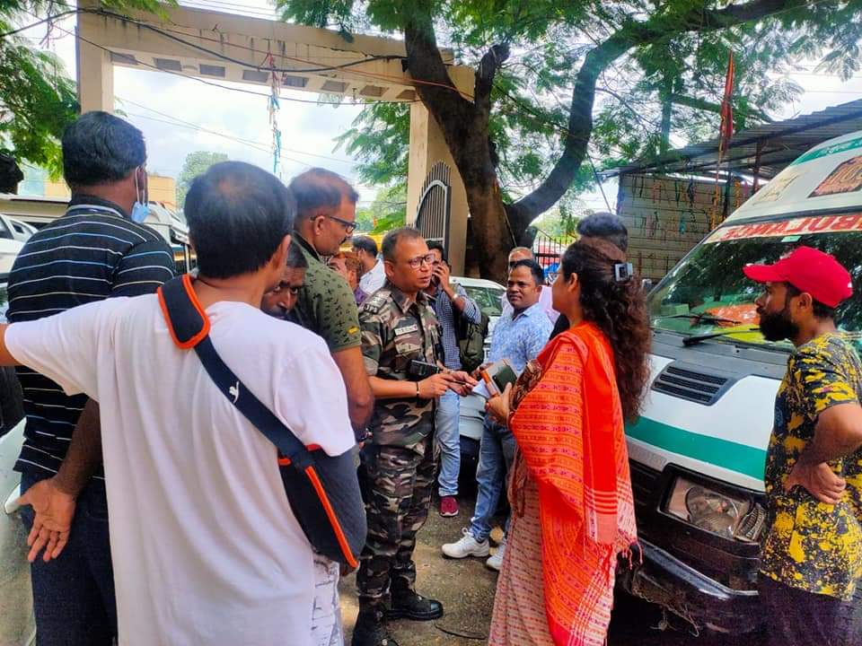 idrseemasingh's tweet image. डोरंडा महाविद्यालय में ज्योलॉजी के प्रोफेसर के साथ  परिसर में छात्रों के द्वारा मारपीट की शर्मनाक घटना . जाहिर है कि झारखंड में कानून का डर नहीं है। एक शिक्षक पर छात्र का हाथ उठाना समाज का नैतिकता का पतन है।

सिर्फ कुर्सी ही नहीं समाज भी बचाइए।
#HemantSoren 
#DcRanchi