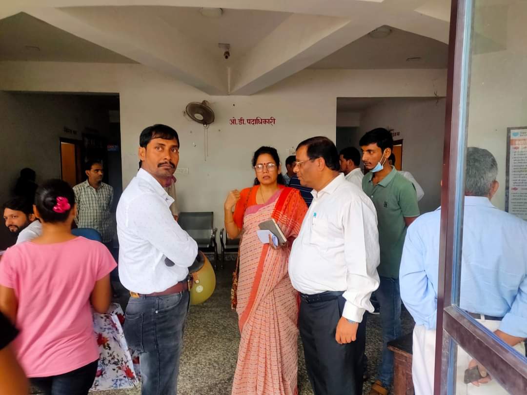 idrseemasingh's tweet image. डोरंडा महाविद्यालय में ज्योलॉजी के प्रोफेसर के साथ  परिसर में छात्रों के द्वारा मारपीट की शर्मनाक घटना . जाहिर है कि झारखंड में कानून का डर नहीं है। एक शिक्षक पर छात्र का हाथ उठाना समाज का नैतिकता का पतन है।

सिर्फ कुर्सी ही नहीं समाज भी बचाइए।
#HemantSoren 
#DcRanchi