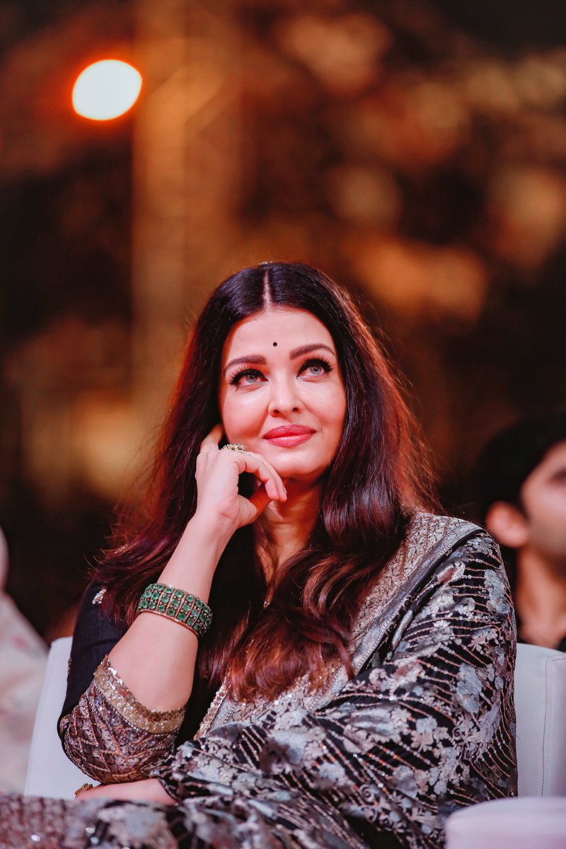Aishusforever's tweet photo. #AishwaryaRai #AishwaryaRaiBachchan
#PS1TrailerLaunch
Courtesy - https://t.co/9rJFEllwzl https://t.co/h6hfC3LLbm