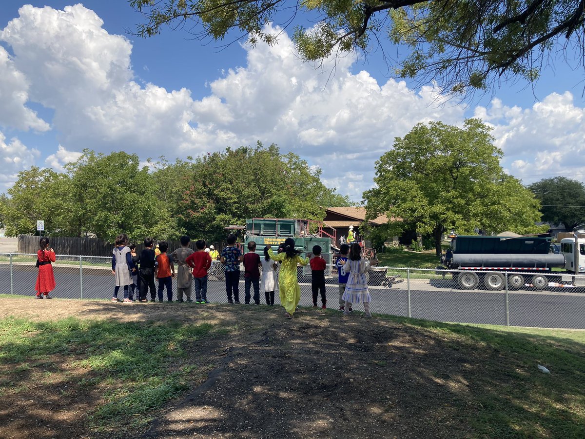 GonzalezPCee's tweet photo. Kids love big trucks. #RecessChronicles Yes, they did honk for us! https://t.co/cyNoioyznR