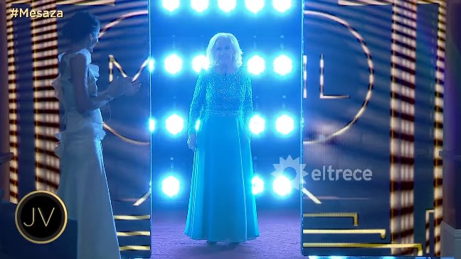 Sir_Mathius's tweet photo. Mirtha entrando al palacio de Buckingham para retirar su medalla de oro https://t.co/RgnEco4yTy