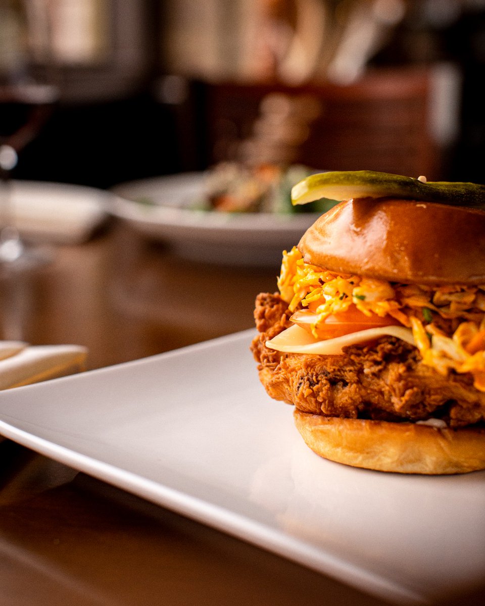 We know you've been dreaming of our delicious chicken sandwich...🤤 Join us at The Steakhouse for lunch this week &amp; satisfy those cravings! Lunch is served from 11am - 2pm Wed-Sun.

📸: @stevenestescreative