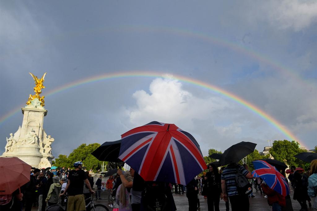 Queen Elizabeth II live updates: Double rainbow appears in front of Buckingham Palace trib.al/TCFtRHL