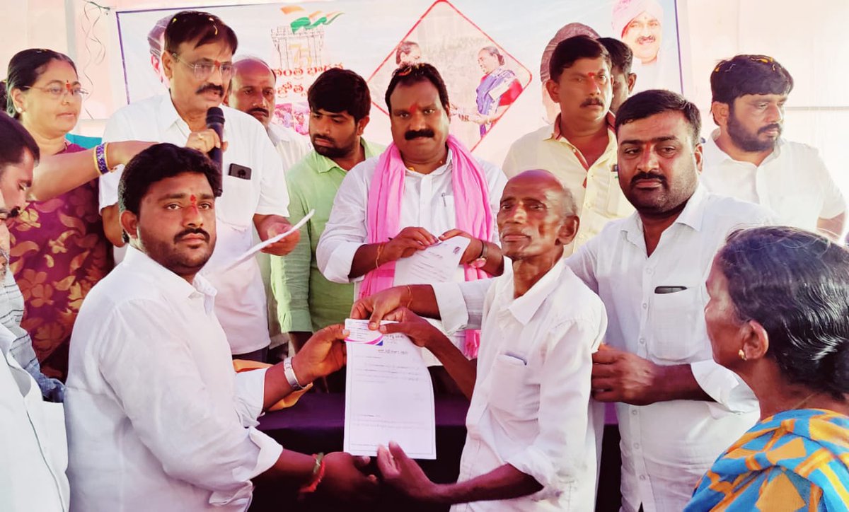 ArooriRamesh's tweet photo. నూతనంగా మంజూరైన ఆసరా పెన్షన్ పథకం లబ్ధిదారుల గుర్తింపు కార్డులను నియోజకవర్గంలోని వర్ధన్నపేట మండలం కొత్తపల్లి,ల్యాబర్తి,బొక్కలగూడెం, చంద్రుతండ, రాంధాన్ తండ గ్రామాల్లో లబ్ధిదారులకు పంపిణీ చేసి,పలు అభివృద్ధి పనుల ప్రారంభోత్సవ కార్యక్రమాల్లో పాల్గొనటం జరిగింది 
@TelanganaCMO @KTRTRS https://t.co/sGuwXDDyOV