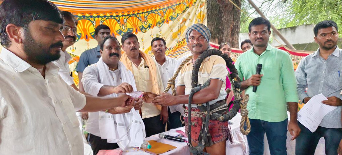 ArooriRamesh's tweet photo. నూతనంగా మంజూరైన ఆసరా పెన్షన్ పథకం లబ్ధిదారుల గుర్తింపు కార్డులను నియోజకవర్గంలోని వర్ధన్నపేట మండలం కొత్తపల్లి,ల్యాబర్తి,బొక్కలగూడెం, చంద్రుతండ, రాంధాన్ తండ గ్రామాల్లో లబ్ధిదారులకు పంపిణీ చేసి,పలు అభివృద్ధి పనుల ప్రారంభోత్సవ కార్యక్రమాల్లో పాల్గొనటం జరిగింది 
@TelanganaCMO @KTRTRS https://t.co/sGuwXDDyOV