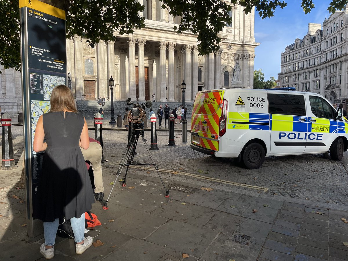 Walking past St Paul’s Cathedral and there is press here, police, and a news broadcaster wearing a black dress over the top of her jeans. 

I anticipate that the nation is about to get some very very sad news in deed but I hope I’m wrong 😔

#QueenElizabeth #Queen #RoyalFamily