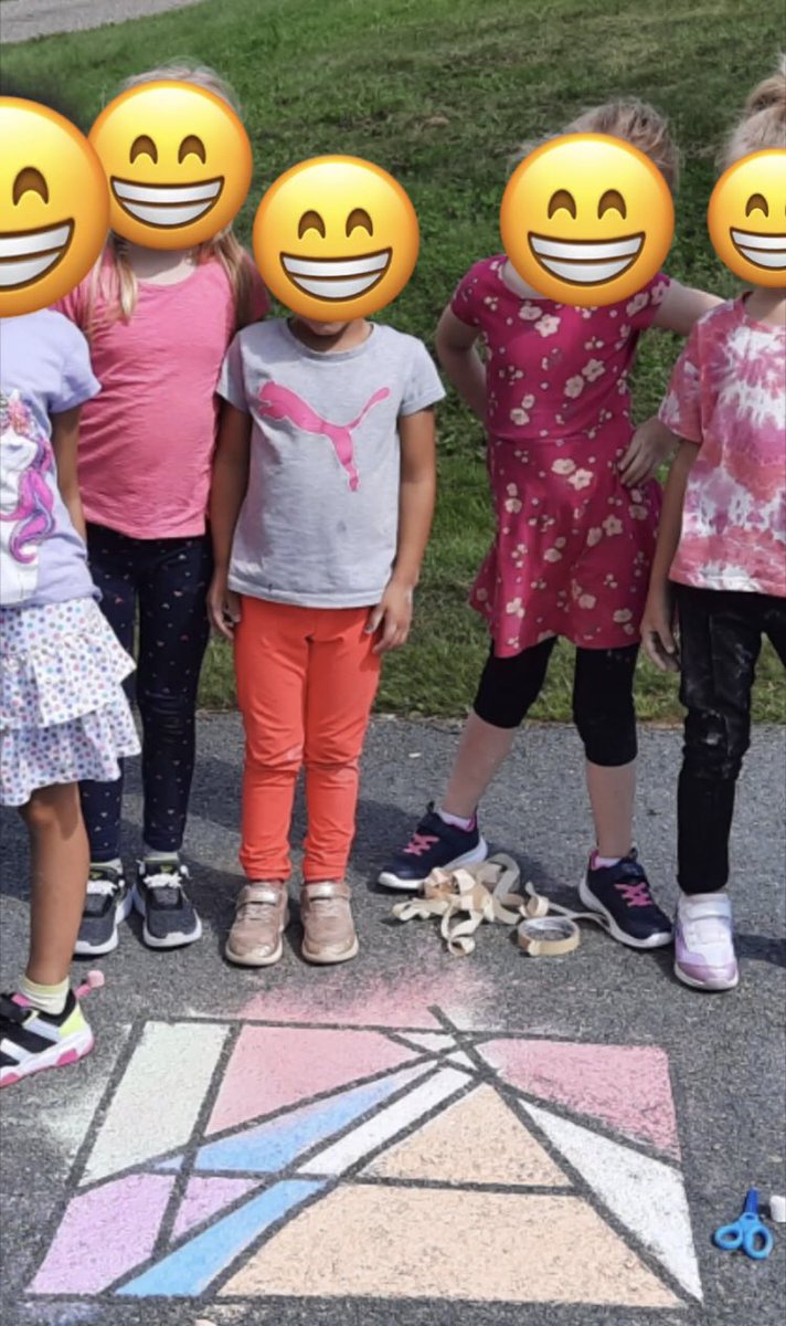 Lots of smiles in 1W’s for the outdoor art lesson.