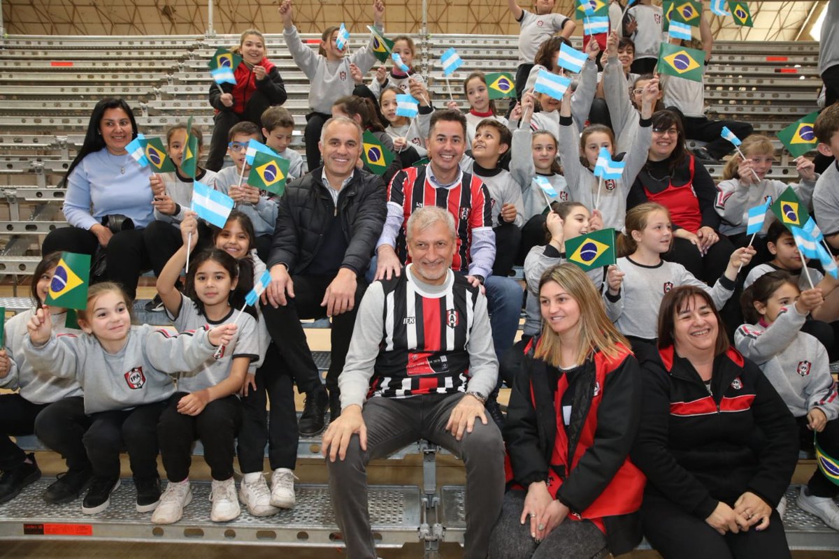 pichi_oficial's tweet photo. Junto con el vicegobernador @ManuelCalvoCba, estuvimos en el departamento de San Justo para hacer entrega del millón de pesos a los clubes @Filodramatico y @AlmafuerteLV. https://t.co/zUyLUKH9Nm