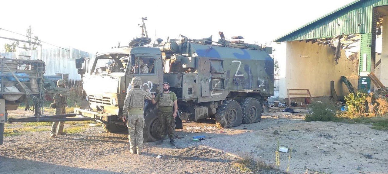 The Ukrainian army captured a damaged Russian R-149AKSh-1 command and signals vehicle 