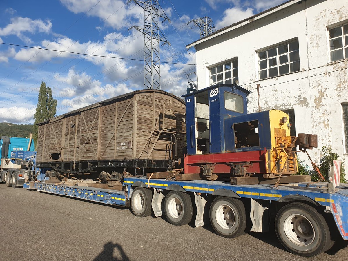 AlexCampilloP's tweet photo. En Villablino el taller ferroviario sigue con carga de trabajo.

Había gente que proponía una vía del colesterol.

#ARMF #Laciana https://t.co/3fra7WvSKB
