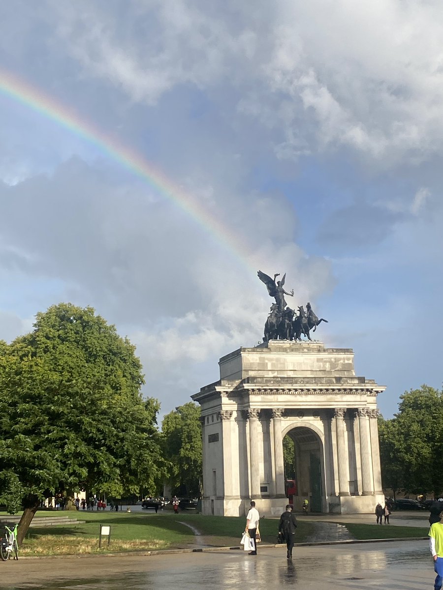 VetAndrews's tweet photo. #QueenElizabeth #rainbow over #buckinghampalace just now! https://t.co/5Q6Sx0TkDo