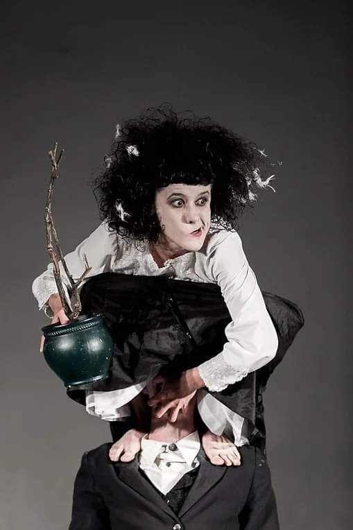 📣"Punto y coma" será otro de los espectáculos que disfrutaremos en Engañar a la Parca💀

👉En su poético mundo, las cosas no son lo que parecen.

🎪Esta excéntrica pareja hace de lo absurdo algo vital.

📅sábado día 17 de septiembre a las 20:00 en la Plaza del Ayuntamiento.