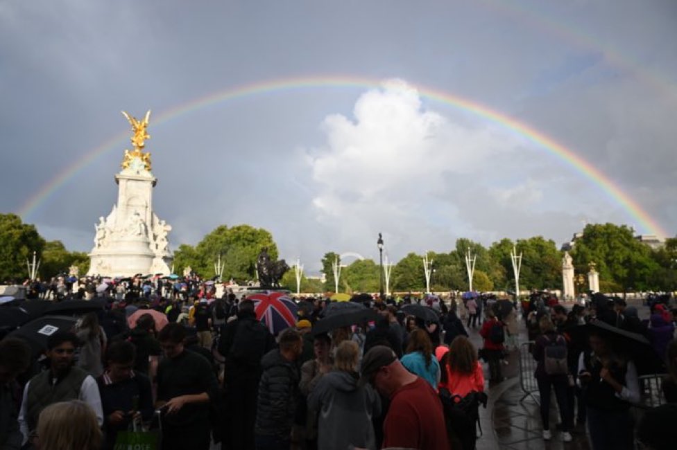 AlertaNews24's tweet photo. 🇬🇧 | AHORA: Se ve un doble arco iris fuera del Palacio de Buckingham después de la declaración sobre la salud de la Reina. https://t.co/PedkVOW58Z