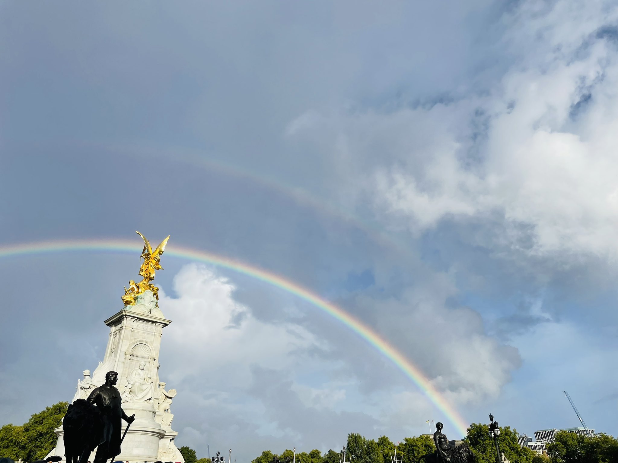 Tyler Roney A Double Rainbow Has Appeared Before Buckingham Palace As Many Wait For News Regarding Queen Elizabeth S Health You Can T Make That Up T Co 2mfelclb9d Twitter
