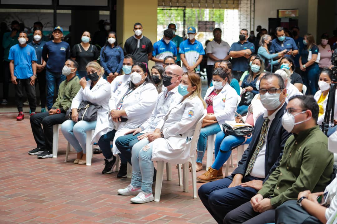 anzoateguigob's tweet photo. #Entérate👀 Este miércoles #07SEP el primer mandatario regional @luismarcanos entregó una nueva dotación de 300 colchones clínicos, 4mil unidades de solución fisiológica, liquidos revaladores y fijadores de Rayos X para hospitales, CDI y ambulatorios del estado #Anzoátegui. 🏥 https://t.co/1vM2zkV1S9