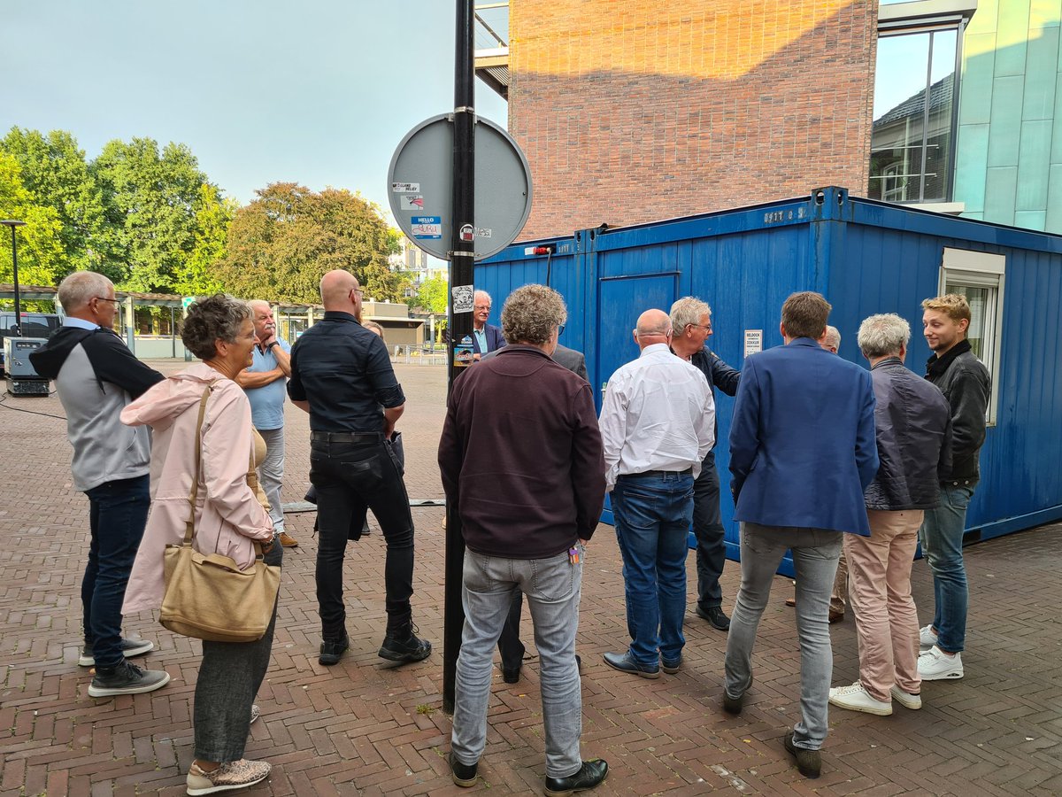 RaadAssen's tweet photo. De gemeenteraad heeft vanavond veel geleerd over ondermijnende criminaliteit en de productie van drugs. Ze hebben hiervoor de ondermijningscontainer van Bureau Drugszaken bezocht. Deze staat op de Doevenkamp achter het stadhuis en is nog t/m morgen 16:00 uur te bezoeken. https://t.co/c8wUnoiHDZ