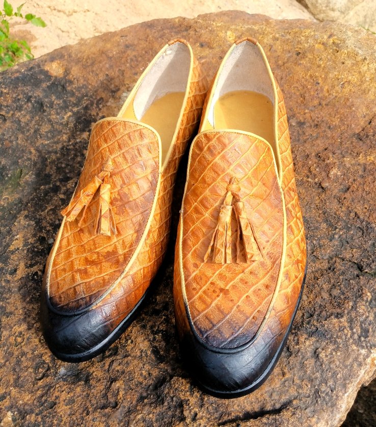 We love those personal touches in custom-made shoes.

#peejay #peejayoriginals #peejayfootwears #peejayshoemaker #loafershoes #loafersformen #menfashion #menswear #menshoes #shoes #shoesaddict #shoestyle #shoesoftheday #shoegaze #shoesforsale #handmade #shoeart #madeinjos