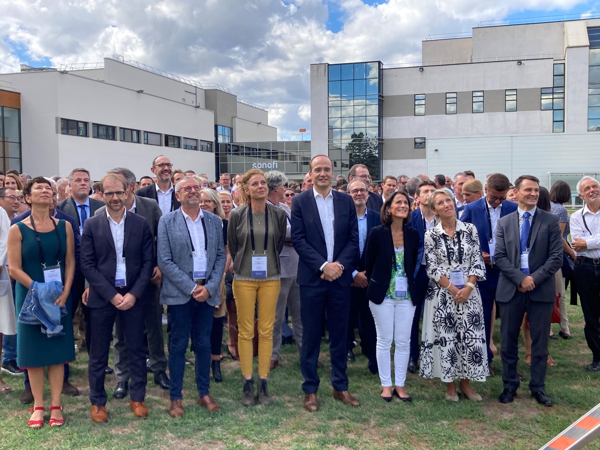 virginievaste's tweet photo. Aujourd'hui, @sanofi @Neuville nous avons célébré nos 150 ans. Nous avons symbolisé nos engagements environnementaux avec tous nos invités et l'ensemble des collaborateurs par la plantation de l'arbre du cent-cinquantenaire qui continuera de grandir pour les générations futures. https://t.co/pTnJjxh0S1