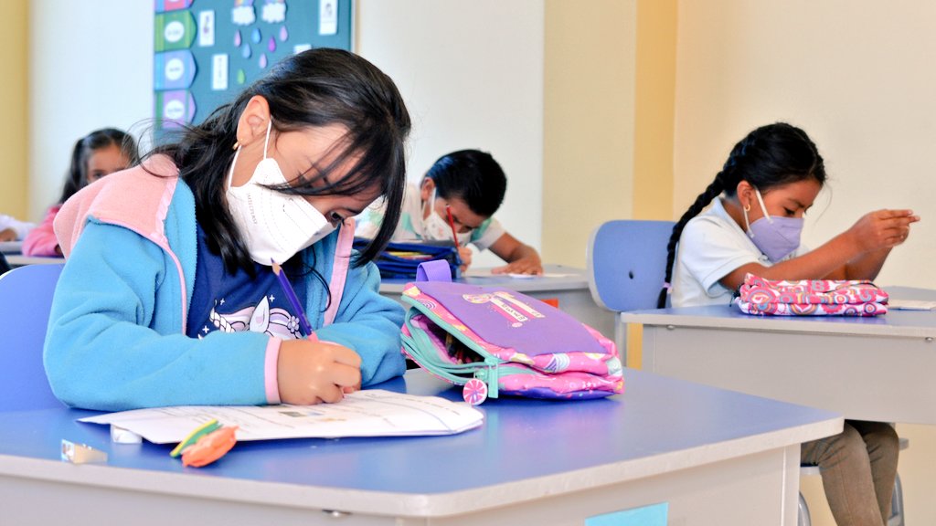 GutenbergSchule's tweet photo. DÍA A DÍA | Asistir otra vez a su querido colegio y adaptarse a su nuevo entorno, es parte del día a día de nuestros estudiantes. Nuestra comunidad educativa sabe que en el #GutenbergSchule #SembramosElFuturo https://t.co/xBpEU087Tb