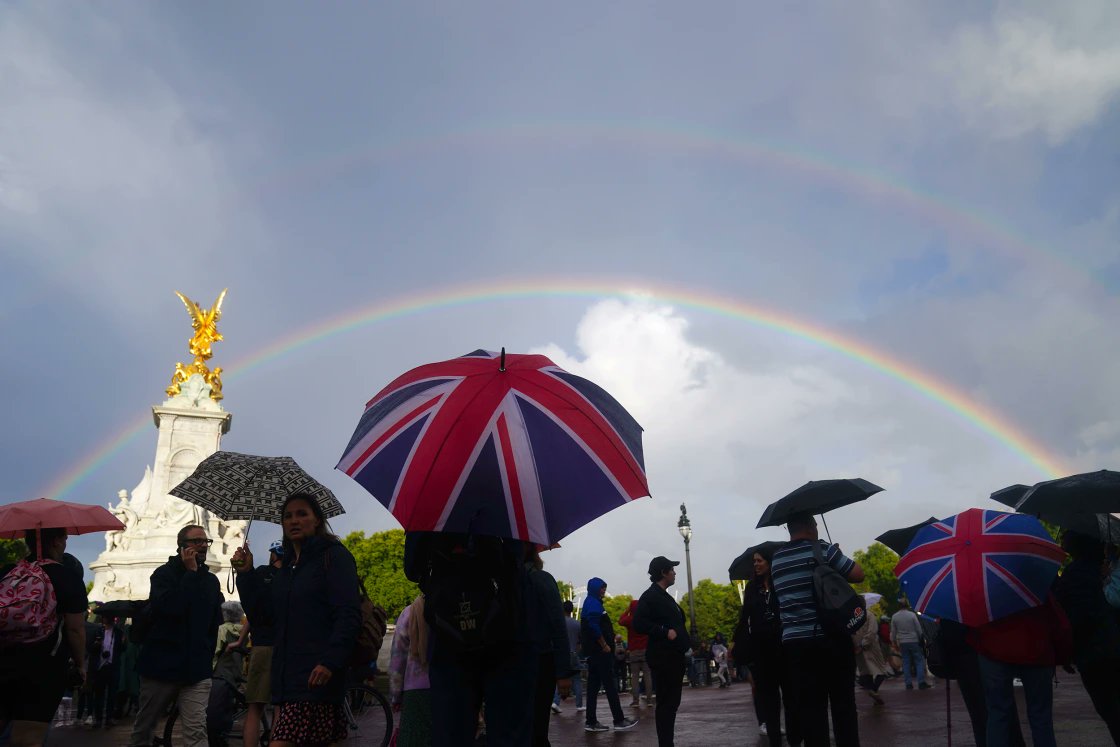 A double rainbow appears above Buckingham Palace where crowds have gathered amid fears for Queen Elizabeth's health.

📷 Victoria Jones / Getty Images