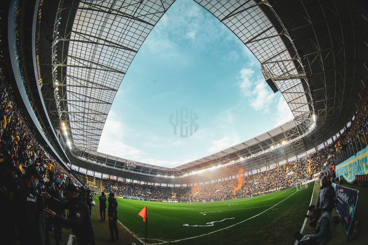 YekBaskan's tweet photo. Trabzonspor'un bu akşam Avrupa Ligi mücadelesinde karşılaşacağı Ferencváros'un stadı tanıdık...😎
🏟️ Groupama Arena / 🏟️ Ankara Eryaman Stadı
#FVRvTS #UEL https://t.co/x11EMEdD61