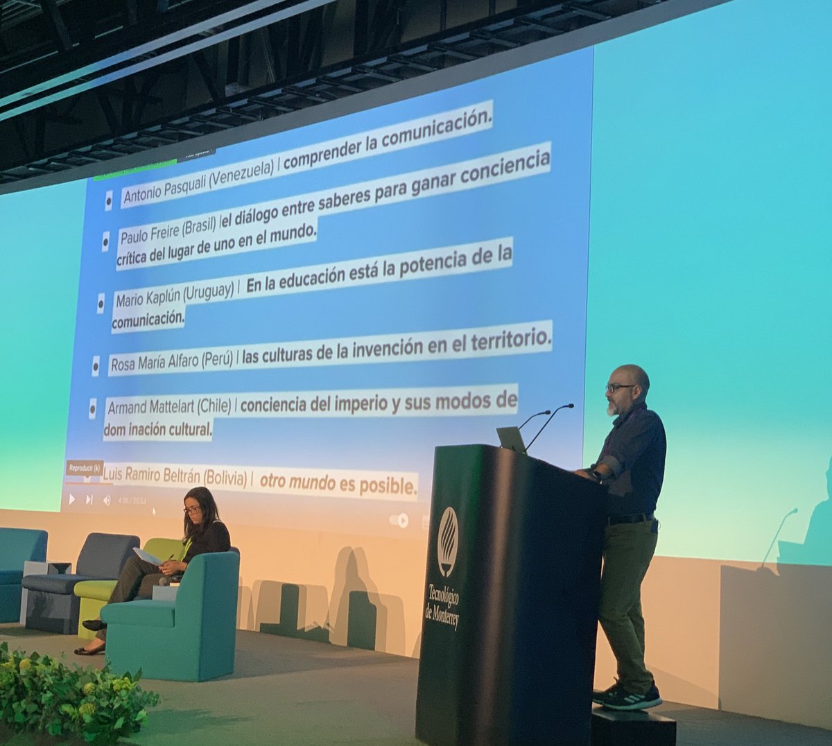 stephsmt's tweet photo. Comunicación como indisciplina a partir del sur global, una propuesta de @Imagenaciones  que nos invita a crear conocimiento y teorías a partir de la indisciplina científica en América Latina #33AMIC @AMIC_com https://t.co/3LIjNdIuHy
