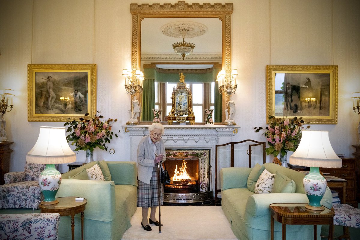 insane68's tweet photo. If she will leave us soon, I will miss her greatly. She is the only #Queen I know and with her and me getting older, she feels like my own sweet grandma. 🥺
I will miss you Ma'am! ❤👑🇬🇧 #QueenElizabeth #hugPrincessDi https://t.co/OOJ3BUjWe0