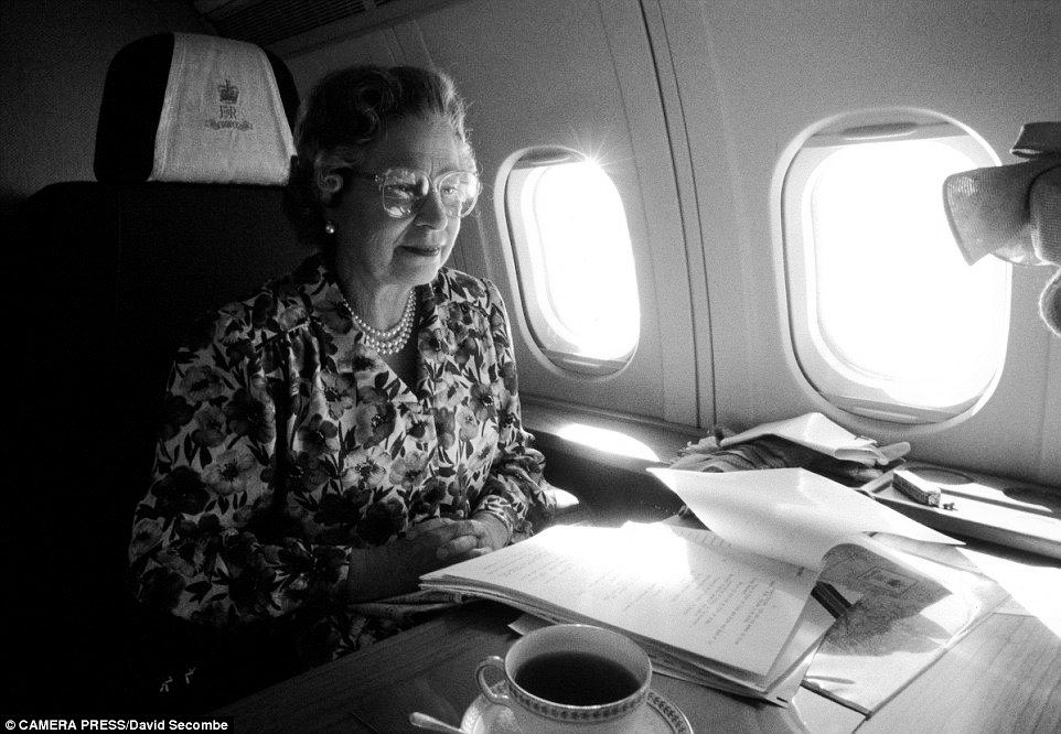 airplusnews's tweet photo. ⚫️ [London Bridge Is Down]  La reine Elizabeth II est décédée à l’âge de 96 ans.

▪️Son règne a été le plus long de l’histoire de la Grande-Bretagne et du Commonwealth.

▪️Véritable globe-trotteuse depuis son adolescence, la reine a voyagé dans pas moins de 116 pays. https://t.co/AVLy4xK9XP
