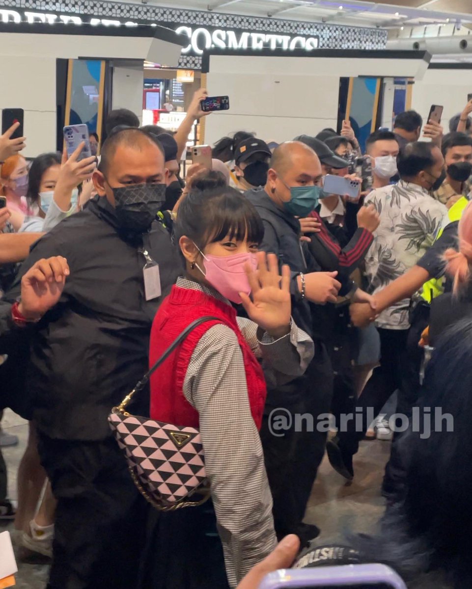 nuniverse__'s tweet photo. SHE’S SO CLOSE TO ME 😭💖 #GIDLE #GIDLEINMY #GIDLE_JUSTMEIDLE_inKL #MINNIE  #여자아이들 https://t.co/do34joLyBj
