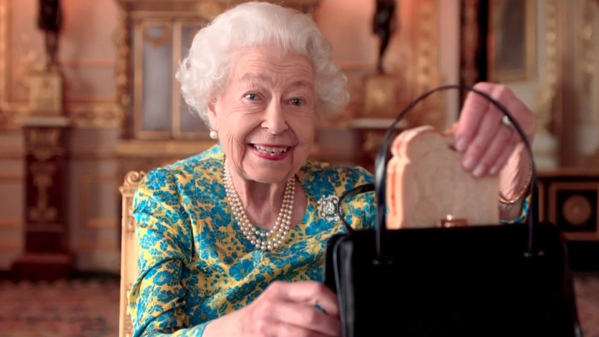 vanranstmarc's tweet photo. "London Bridge is down".
Queen Elisabeth II was een een icoon.  Ze maakte kennis met 16 Britse premiers, 15 Amerikaanse presidenten en 3 Belgische koningen. Een leven in dienst van haar natie.

En we gaan haar altijd herinneren voor het geweldige "Bohemian Rhapsody". https://t.co/NbEsjSZmkR
