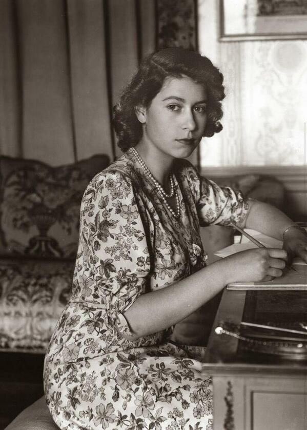 elenabonetti's tweet photo. La ragazza che ha cambiato il suo paese e il mondo.
A Dio, Maestà!
#QueenElizabeth 🇬🇧🇮🇹 https://t.co/EJDEqLaL6n